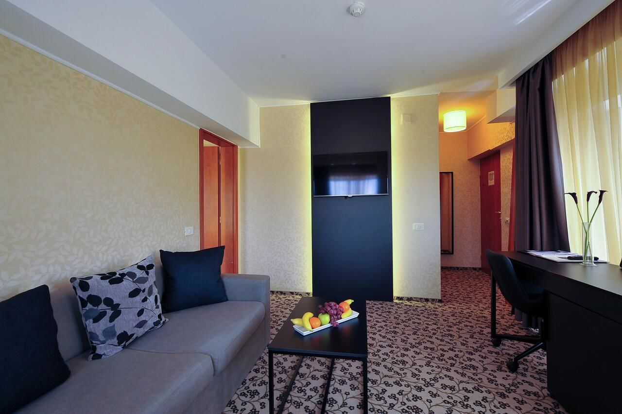 Отель Crystal Palace Hotel Бухарест-21
