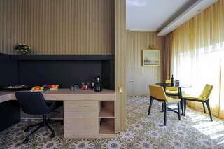Отель Crystal Palace Hotel Бухарест Представительский люкс-1