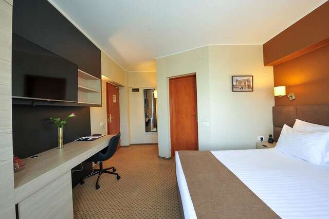 Отель Crystal Palace Hotel Бухарест-14